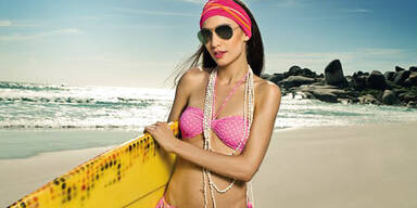 Lizzy Jagger zeigt Bademode von Skiny