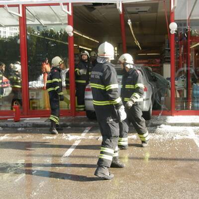 Auto kracht in Supermarkt