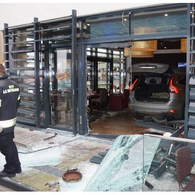 Mistelbach Auto rast in Café