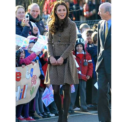 Kate Middleton in einem Orla Kiely Mantel um 270 Euro 