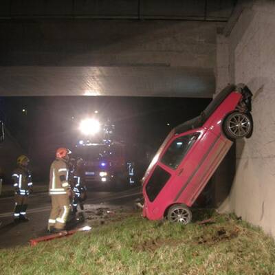 Stehendes Unfallauto