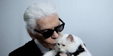 Lagerfeld küsst seine Katze für Kampagne