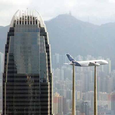 Airbus A380 fliegt durch Hongkong