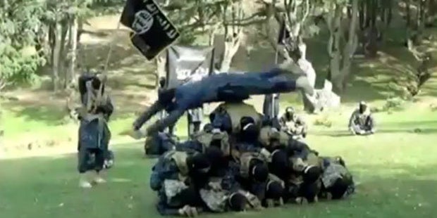 ISIS-Kämpfer treten sich in den Schritt