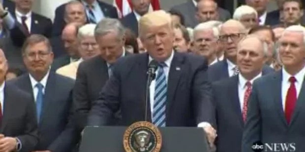 Auf diesem Foto von Donald Trump stimmt etwas nicht