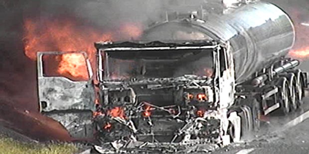 Vollbrand eines Lkw auf der A13: Explosionsgefahr