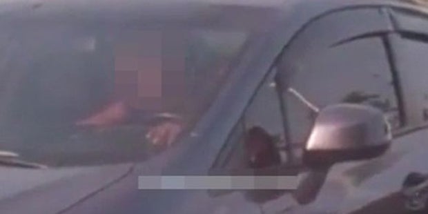 Pärchen hat Sex auf der Autobahn