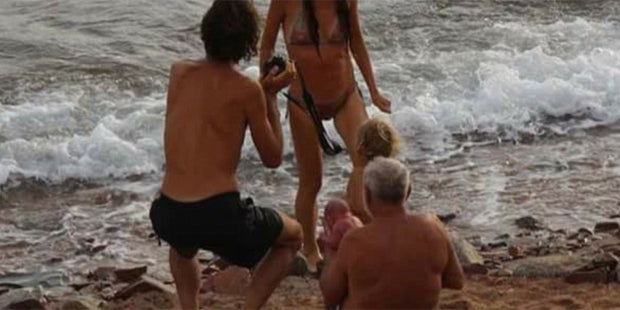 Dahab Frau bringt Baby im Meer zur Welt