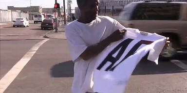 Mann verteilt A&F Kleidung an Obdachlose