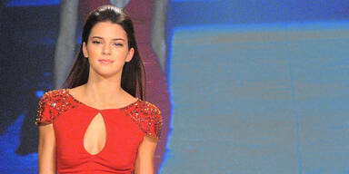 Kendall Jenner zieht Bikini-Kampagne an Land