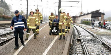 Rollstuhlfahrer steckte eine Stunde in Gleisen fest