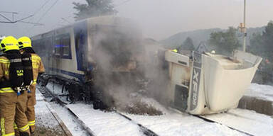 Crash mit Zug - Lkw in Vollbrand
