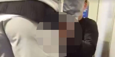 Paar beim Oral-Sex im Zug erwischt