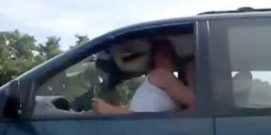 Paar beim Sex im fahrenden Auto erwischt