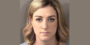 Schwangere Tennis-Lehrerin verf&uuml;hrt 15-J&auml;hrigen