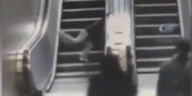 Bub (9) bleibt in Rolltreppe stecken