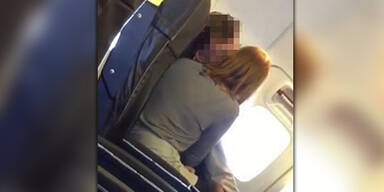 Dreistes P&auml;rchen beim Sex im Flieger erwischt
