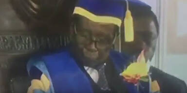 Mugabe schl&auml;ft bei 1. Auftritt nach Putsch ein