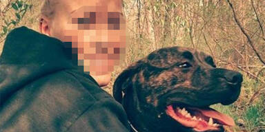 Junge Frau  von ihren Hunden zerfleischt