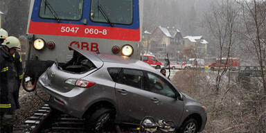 Zug kracht gegen Auto: Lenker tot