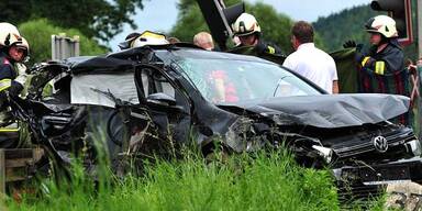 Güterzug rammt Pkw - Lenkerin tot