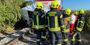 BAden Trumau Zug mit Lieferwagen