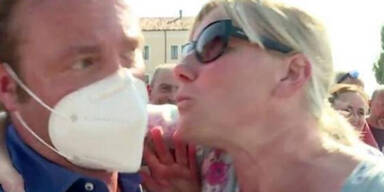 Abgeordnete sorgt f&uuml;r Corona-Kuss-Eklat