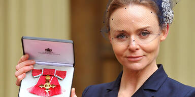 Stella McCartney  mit Orden von der Queen geehrt