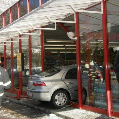 Auto kracht in Supermarkt