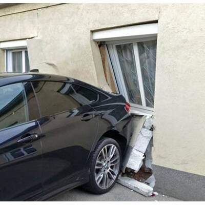 Von Badner Bahn erfasster Pkw brachte Hausmauer zum Einsturz