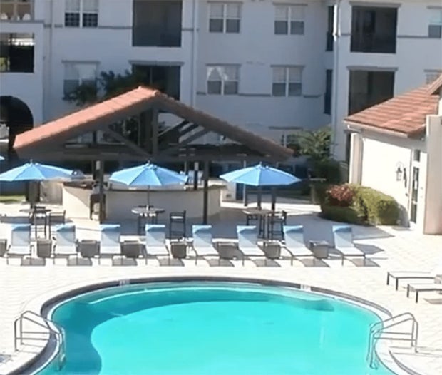 Lehrerin hat wilden Dreier im Pool