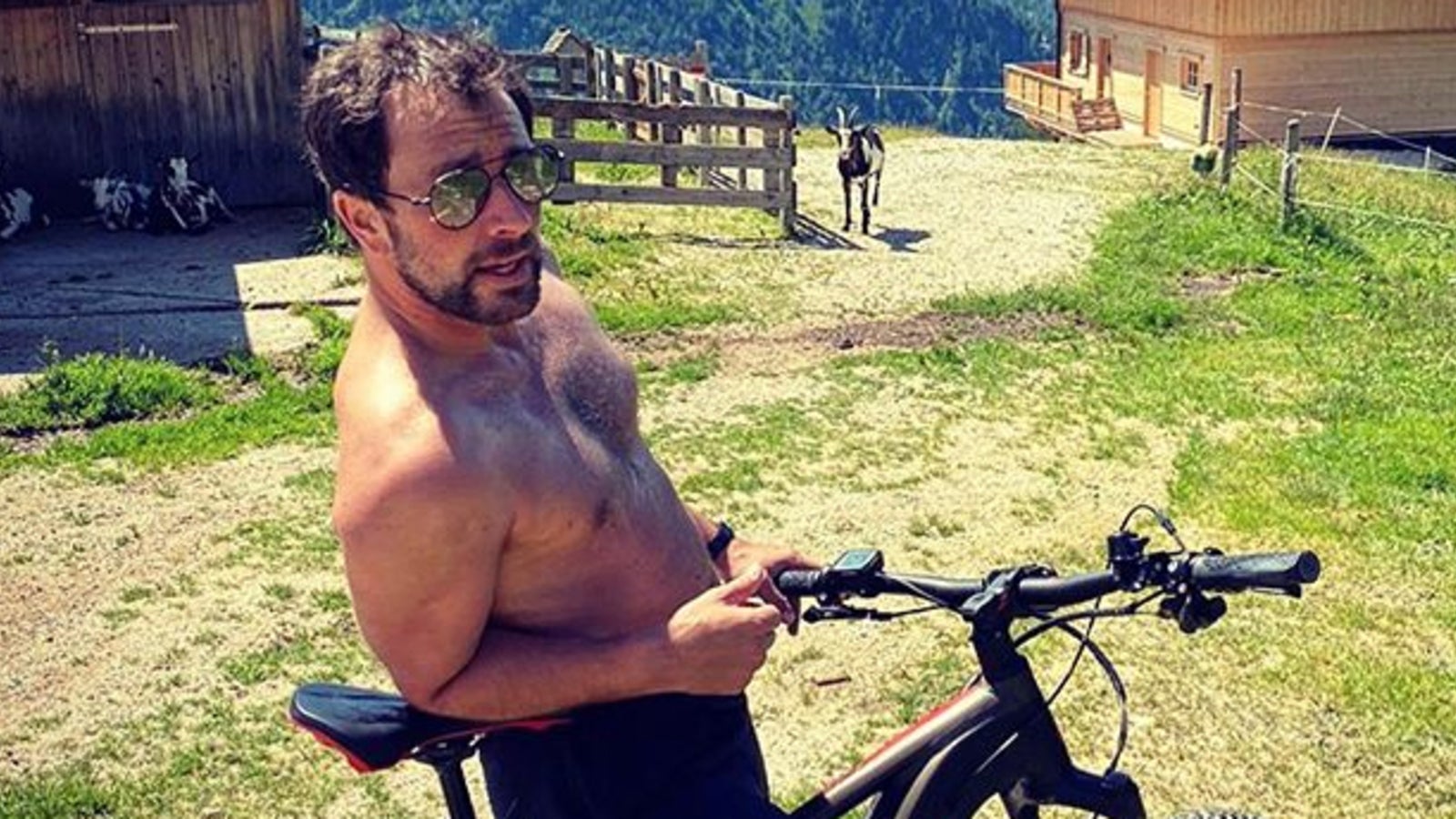 Dornauer zeigt sich oben ohne auf der Alm - Politik-Live