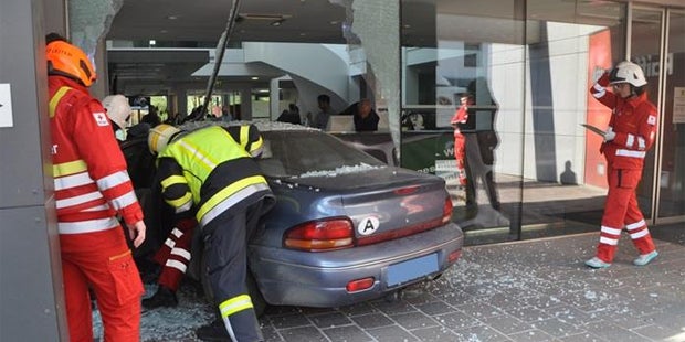 Pensionist donnert mit Auto in Bankfiliale