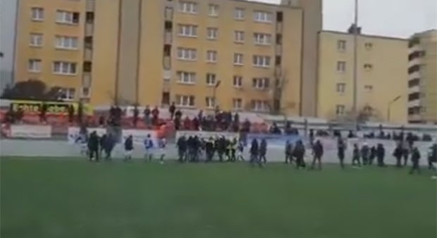 Massenschlägerei: Video zeigt wie Match eskalierte