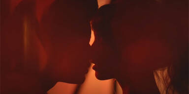 Justin Bieber schmust mit Model herum 