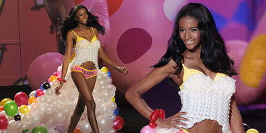 Model Lyndsey Scott: Tags&uuml;ber Victoria's Secret, abends PC-Programmiererin