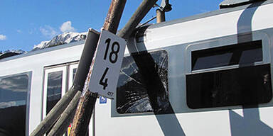 Traktor und Zug rei&szlig;en Telefonmasten heraus