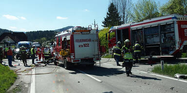 Drei Verletzte bei Schulbus-Crash