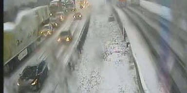 Wintereinbruch führt zu Verkehrschaos