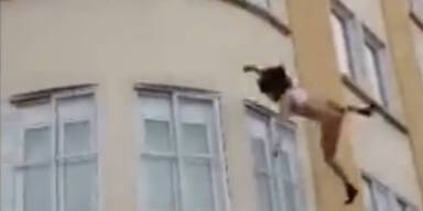 Frau springt nackt aus dem dritten Stock