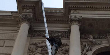 Identit&auml;re st&ouml;ren erneut Theater-Auff&uuml;hrung