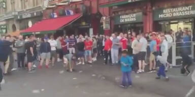 England-Fans dem&uuml;tigen bettelnde Kinder