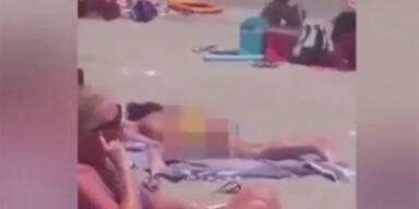 Touristin beim Strand-Solo erwischt