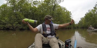 Als er sieht was an seiner Angel h&auml;ngt, will er nur noch weg