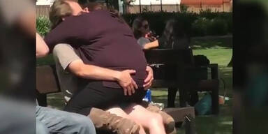 Shitstorm: P&auml;rchen macht am Spielplatz rum