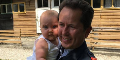 Im Auto eingesperrt: Feuerwehr rettet kleine Johanna