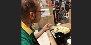 Dieser Mann tr&auml;gt seit 20 Jahren dasselbe Shirt