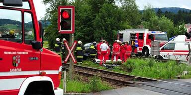 Güterzug rammt Pkw - Lenkerin tot