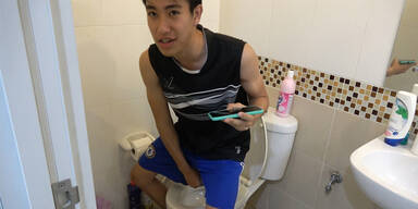 Python bei&szlig;t Teenie in den Penis