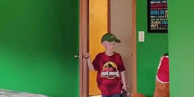 Vater ueberrascht Sohn mit neuem Zimmer